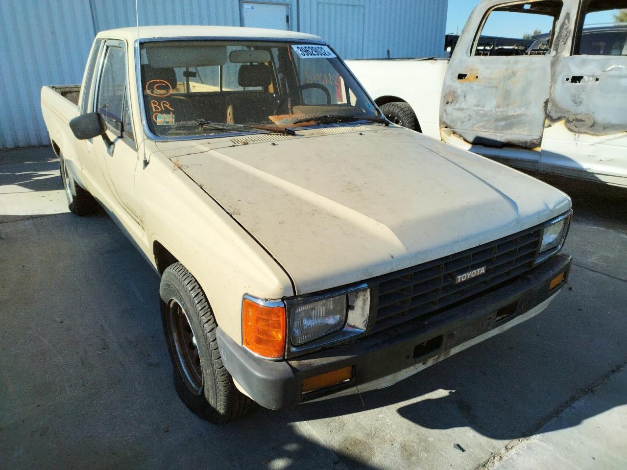 TOYOTA PICKUP SR5 1985 with VIN JT4RN56S5F5032369 - Photo from auction