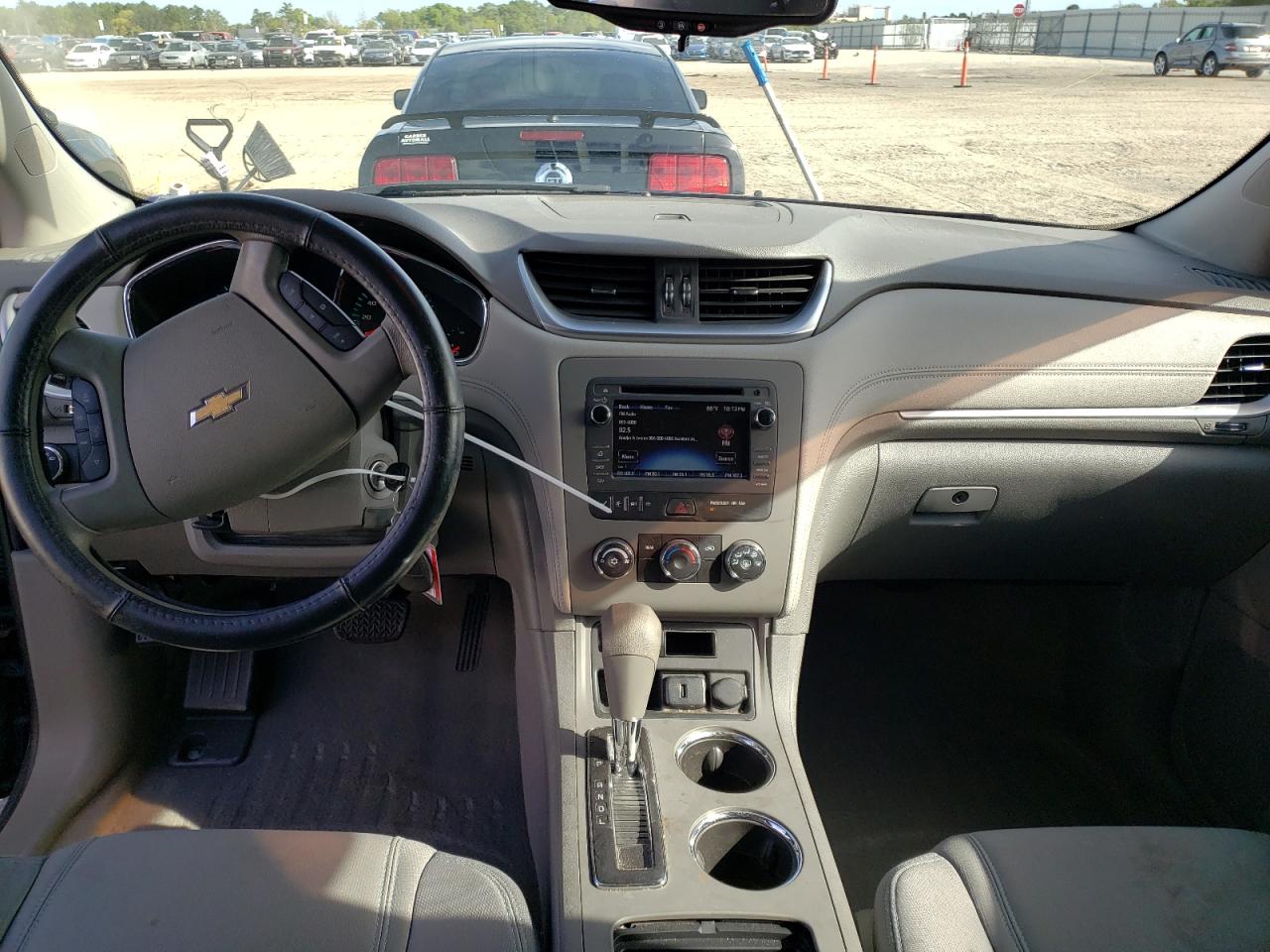 Photo 9 from auction – 2017 CHEVROLET TRAVERSE L with VIN 1GNKRFED2HJ150802