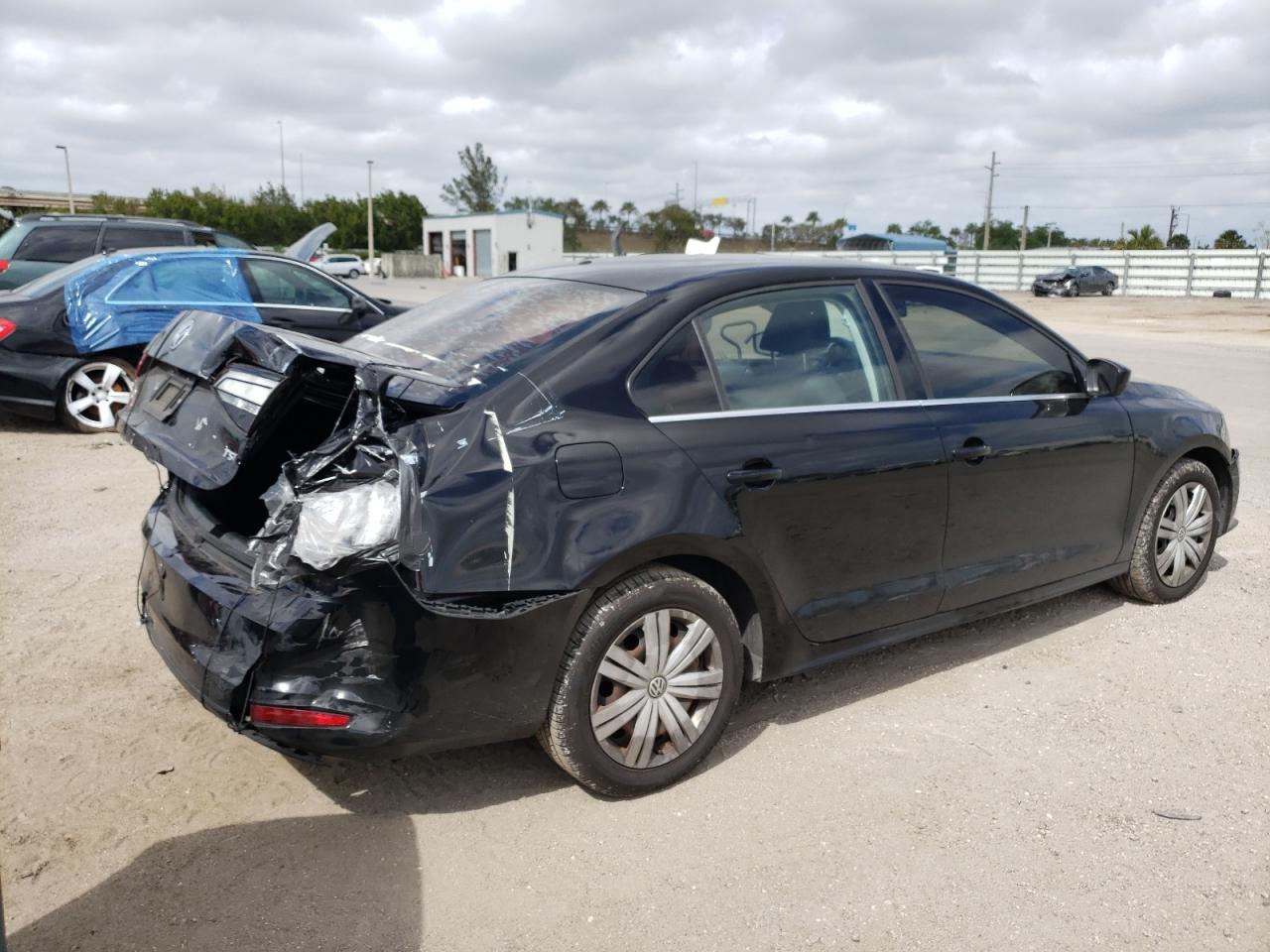 Photo 4 from auction – 2017 VOLKSWAGEN JETTA S with VIN 3VW2B7AJ8HM377202