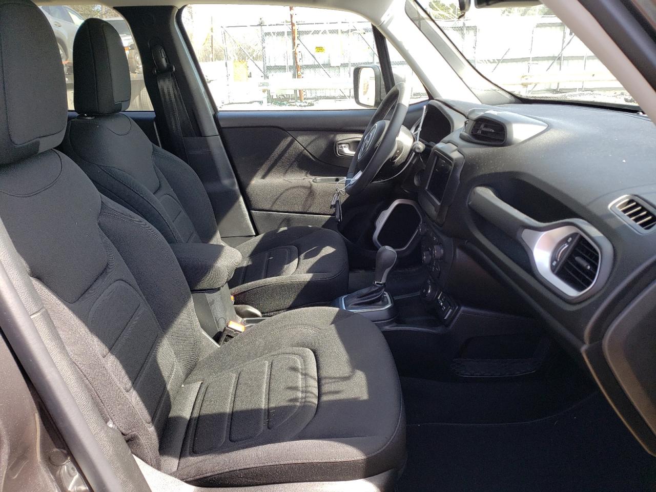 Photo 5 from auction – 2018 JEEP RENEGADE L with VIN ZACCJBBBXJPJ23060