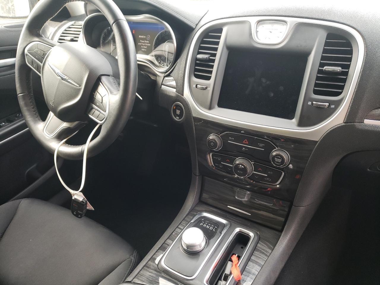 Photo 9 from auction – 2019 CHRYSLER 300 TOURIN with VIN 2C3CCAAG4KH723052