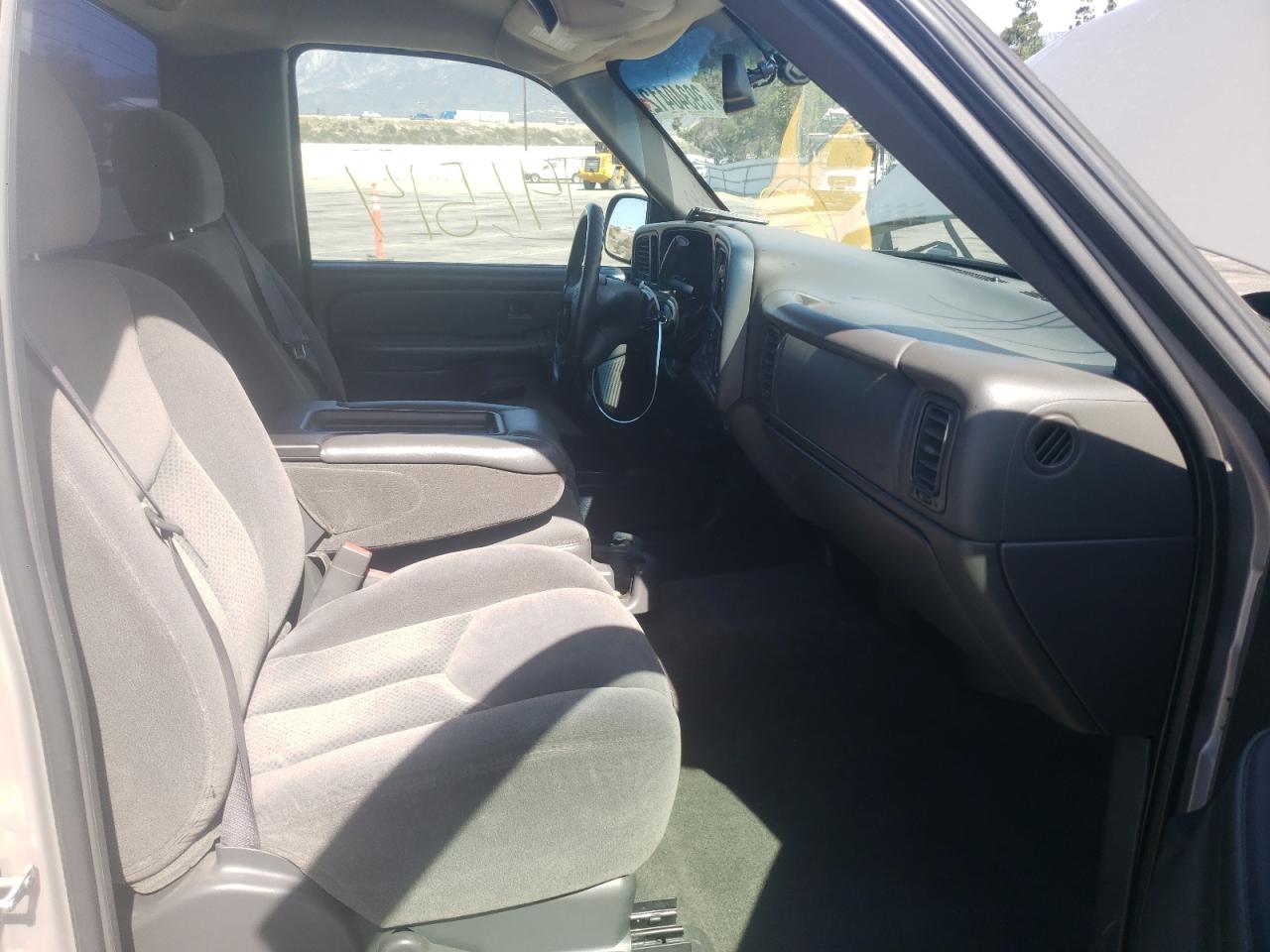 Photo 5 from auction – 2005 CHEVROLET SILVERADO with VIN 1GCEC14V55Z134255