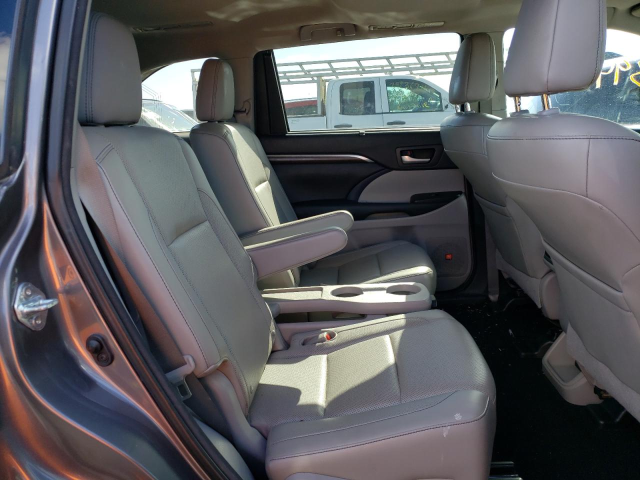 Photo 6 from auction – 2015 TOYOTA HIGHLANDER with VIN 5TDDKRFH1FS108842