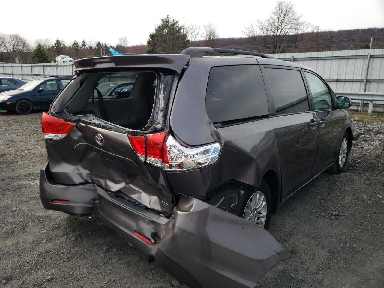 Photo 4 from auction – 2011 TOYOTA SIENNA XLE with VIN 5TDYK3DC5BS048466