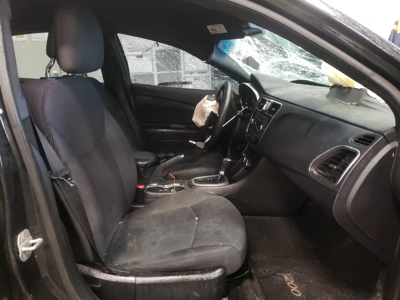 Photo 5 from auction – 2014 CHRYSLER 200 LX with VIN 1C3CCBAGXEN101833