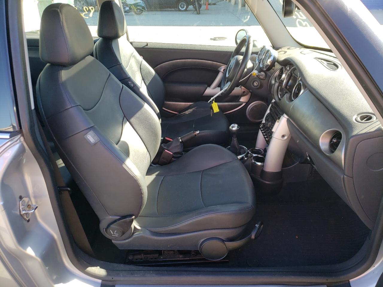 Photo 5 from auction – 2005 MINI COOPER S with VIN WMWRE33535TL10955