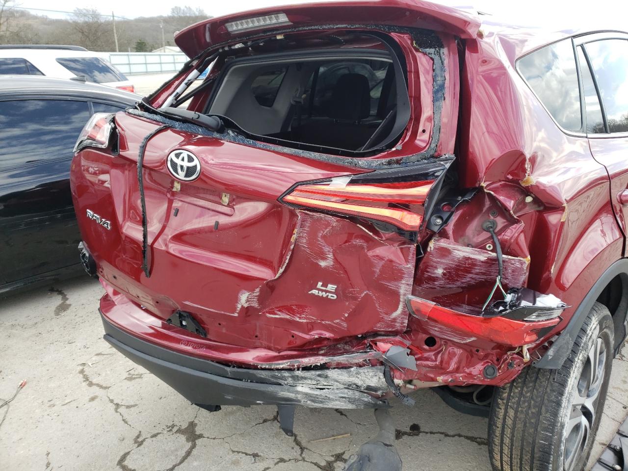 Photo 9 from auction – 2018 TOYOTA RAV4 LE with VIN 2T3BFREV6JW736650
