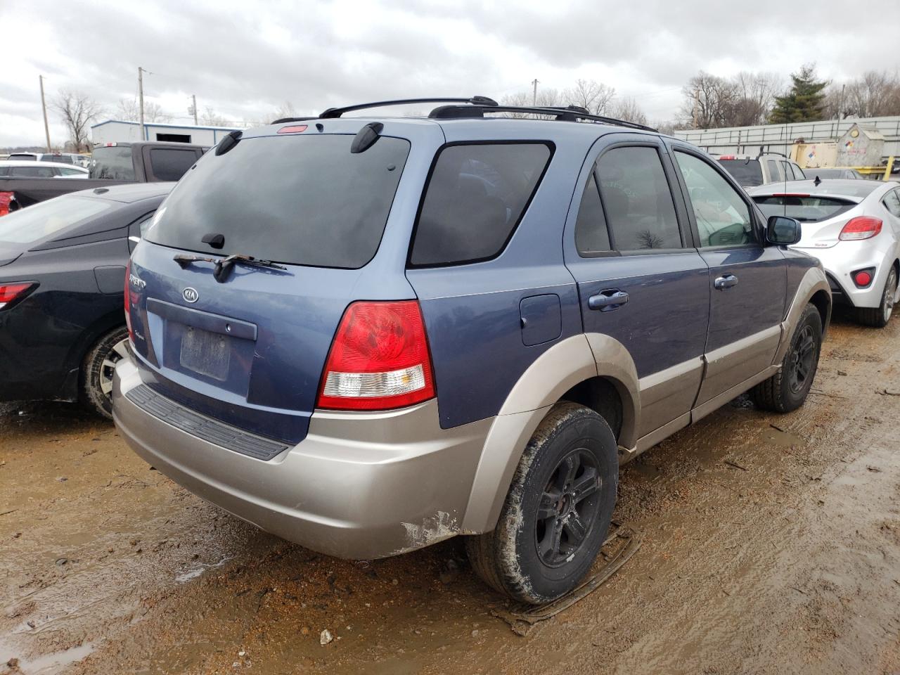 Photo 4 from auction – 2004 KIA SORENTO EX with VIN KNDJD733045311640