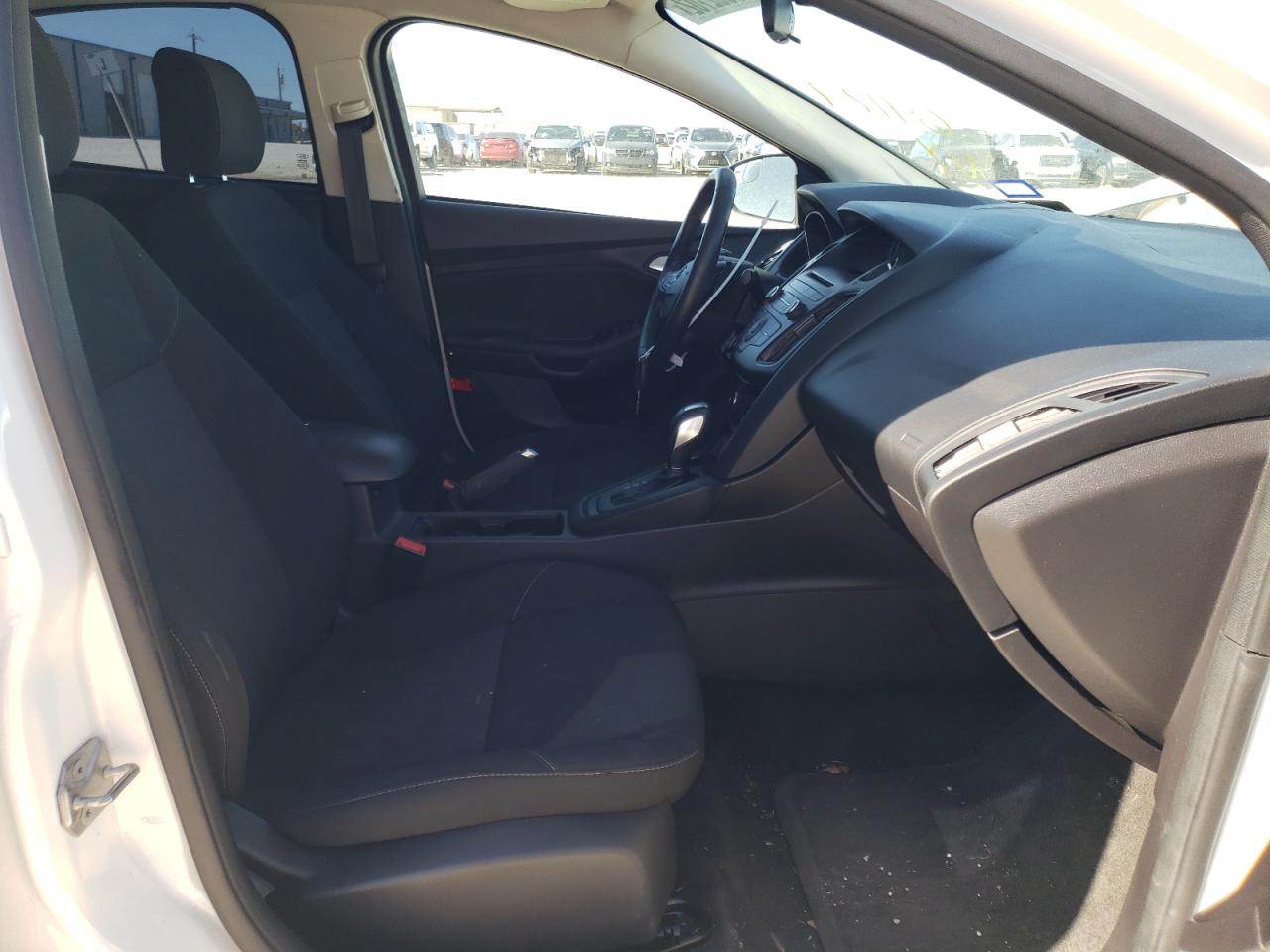 Photo 5 from auction – 2015 FORD FOCUS SE with VIN 1FADP3F28FL241177