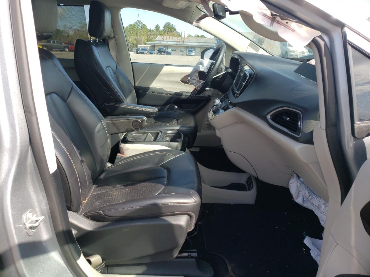 Photo 5 from auction – 2020 CHRYSLER TOWN & COU with VIN 2C4RC1DG5LR156864