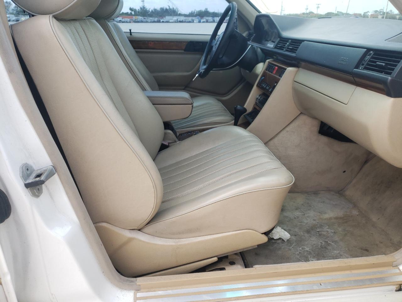 Photo 5 from auction – 1995 MERCEDES-BENZ E 320 with VIN WDBEA92E8SF308502