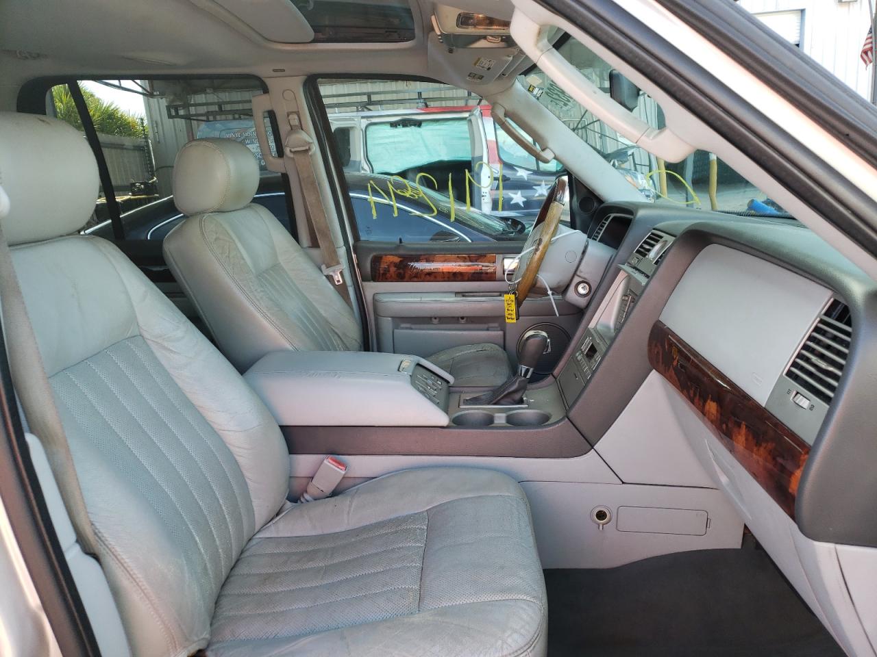 Photo 5 from auction – 2004 LINCOLN NAVIGATOR with VIN 5LMFU27R94LJ09262