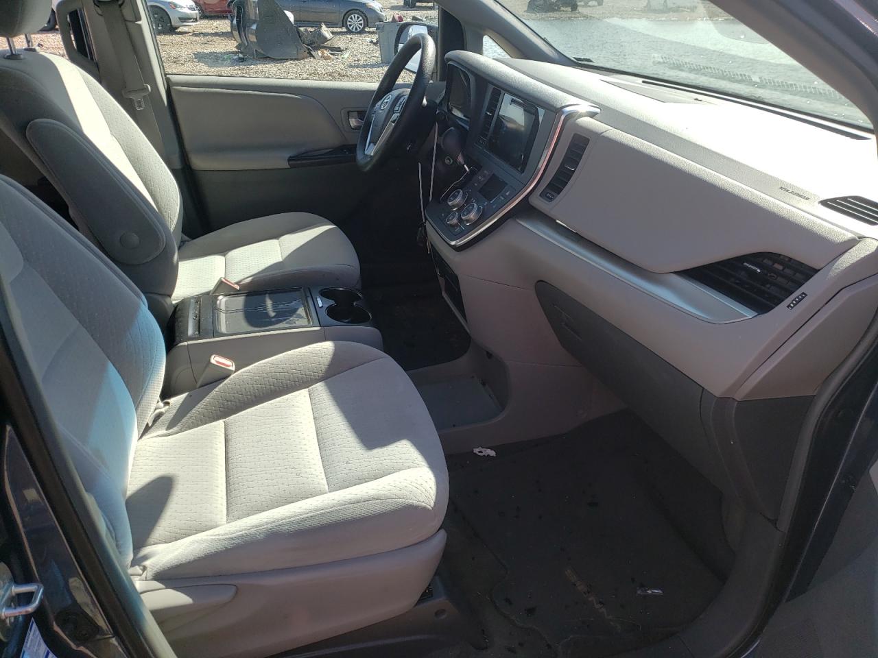 Photo 5 from auction – 2015 TOYOTA SIENNA LE with VIN 5TDJK3DC3FS099049