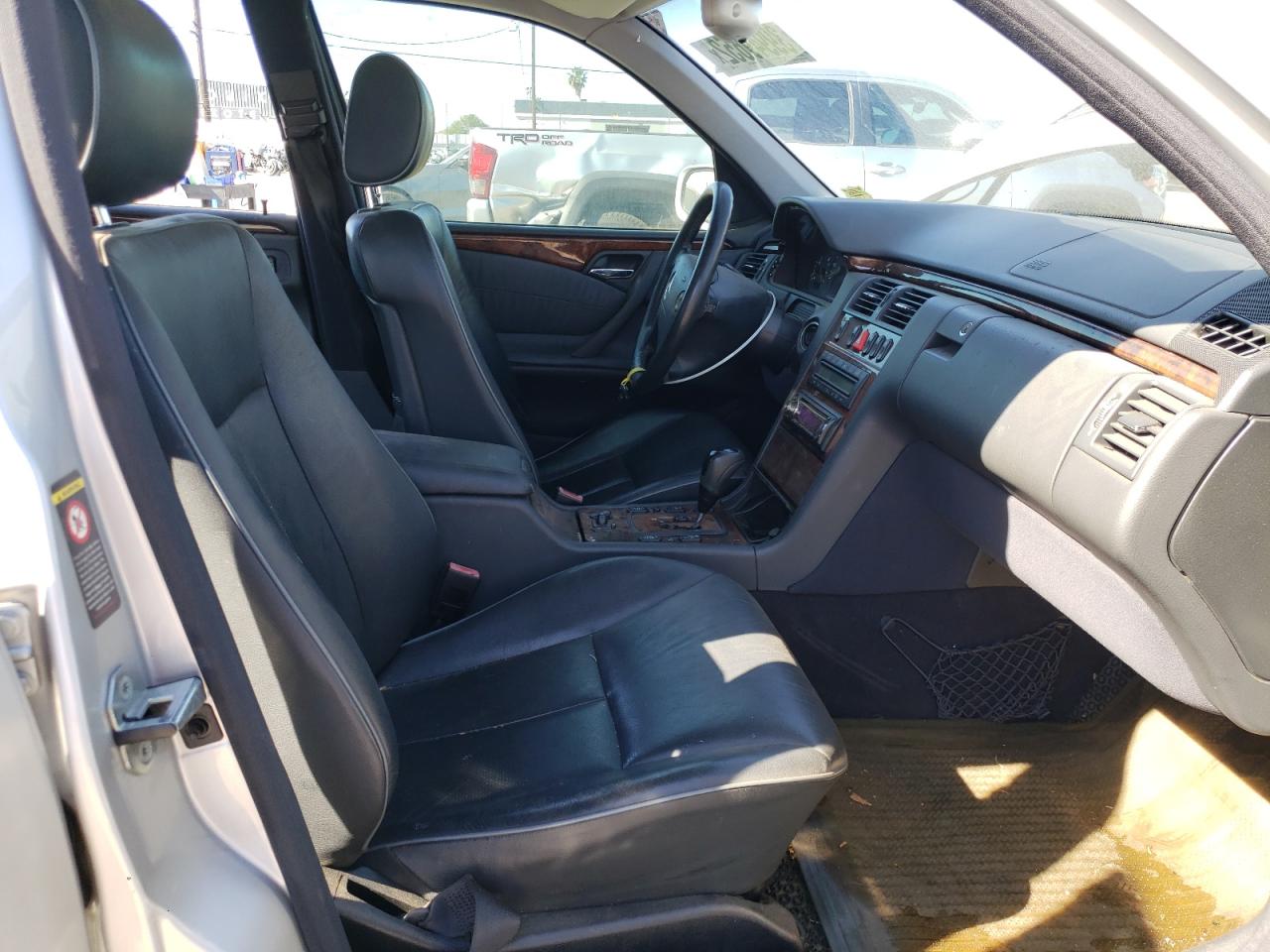 Photo 5 from auction – 2001 MERCEDES-BENZ E 320 with VIN WDBJF65J21B209512