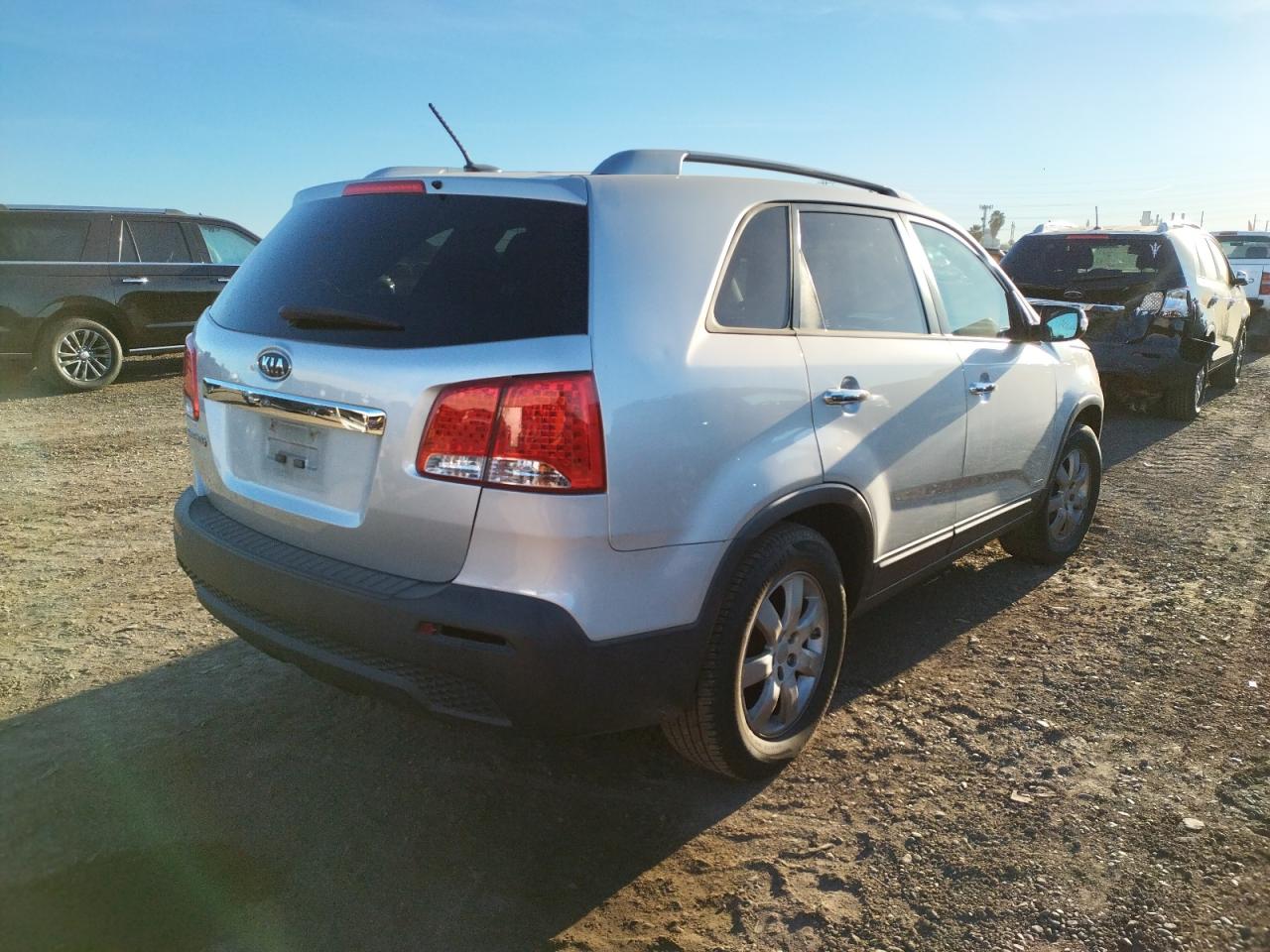 Photo 4 from auction – 2013 KIA SORENTO LX with VIN 5XYKTDA29DG352565