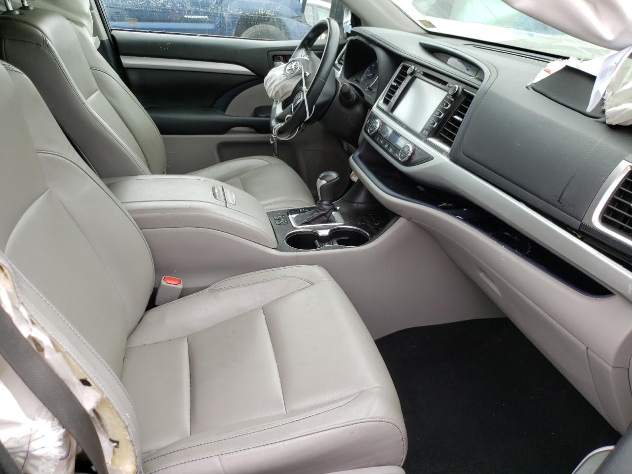 Photo 5 from auction – 2018 TOYOTA HIGHLANDER with VIN 5TDJZRFH3JS856709