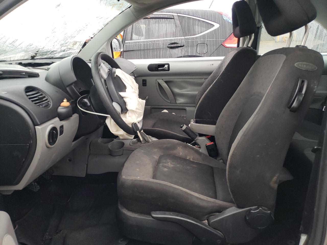 Photo 5 from auction – 2000 VOLKSWAGEN NEW BEETLE with VIN 3VWCA21C4YM494691