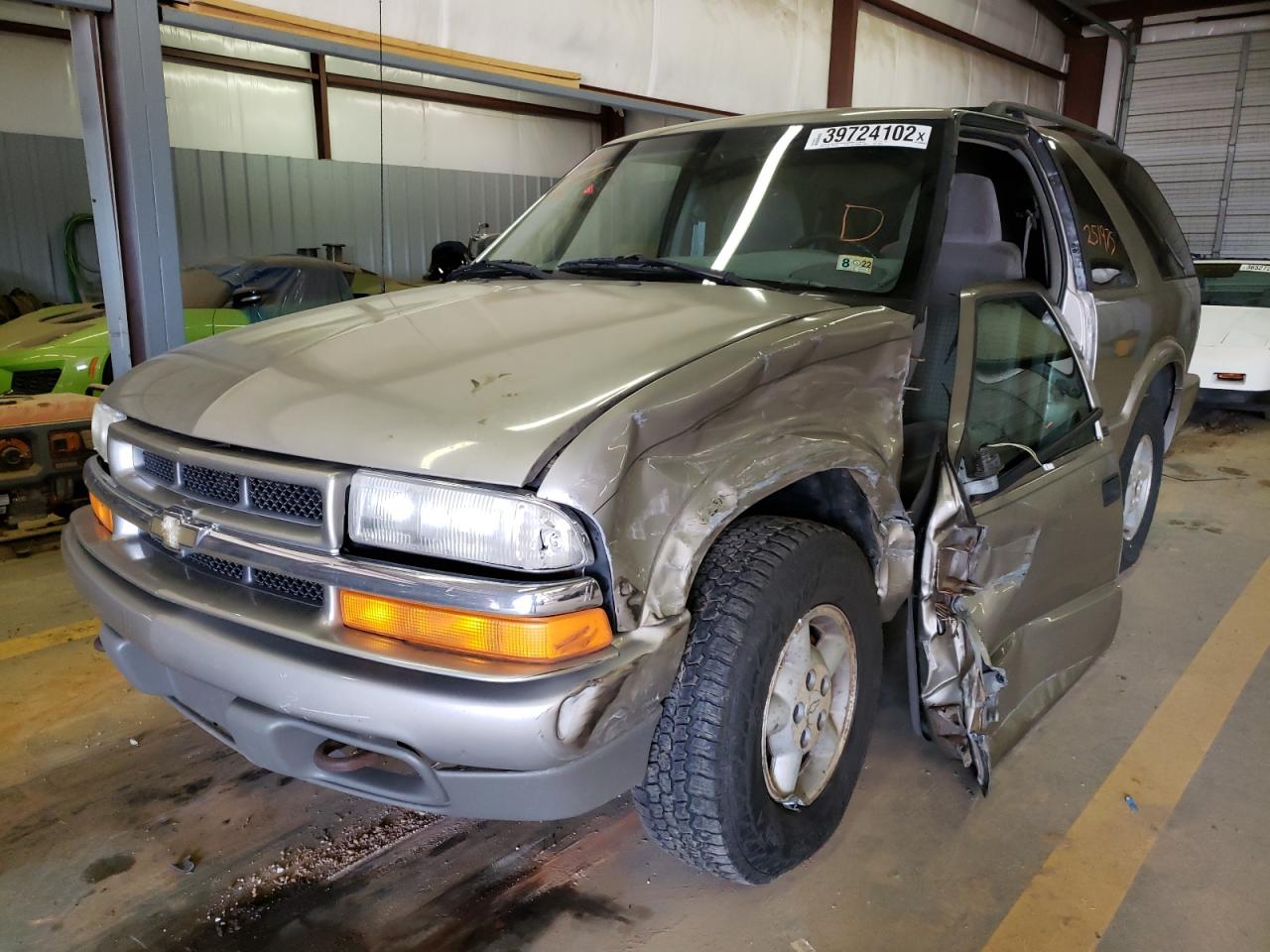 Photo 9 from auction – 2000 CHEVROLET BLAZER with VIN 1GNCT18W1YK228602