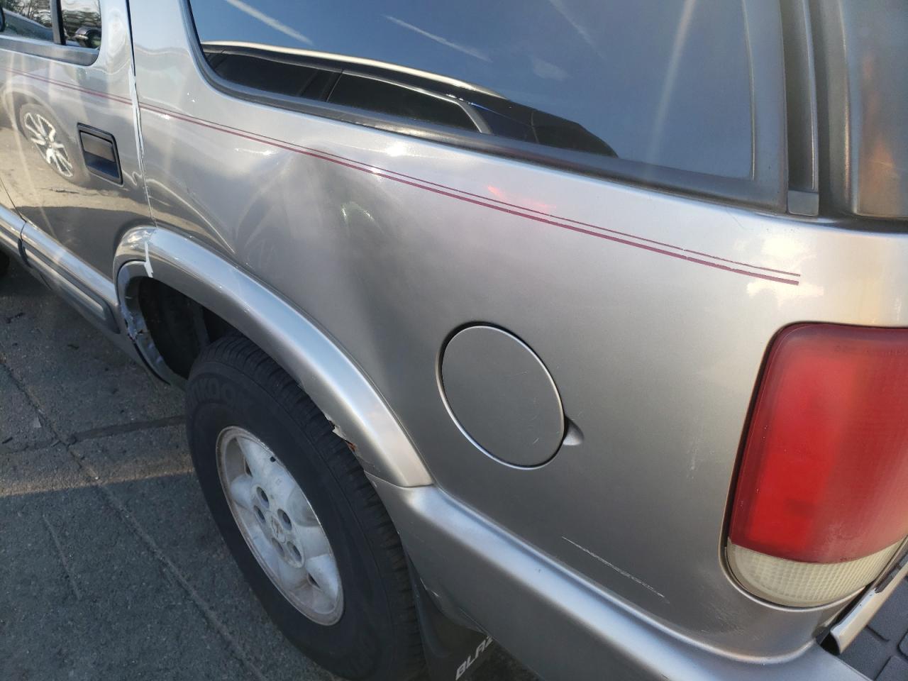Photo 9 from auction – 2000 CHEVROLET BLAZER with VIN 1GNDT13W3Y2386466