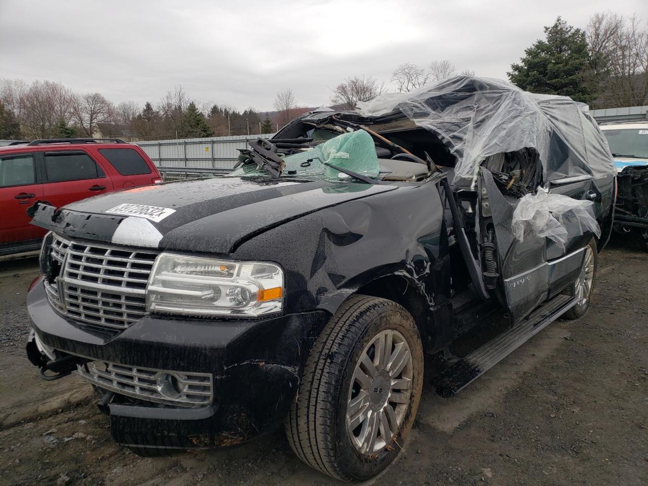Photo 2 from auction – 2011 LINCOLN NAVIGATOR with VIN 5LMJJ2J55BEJ03307