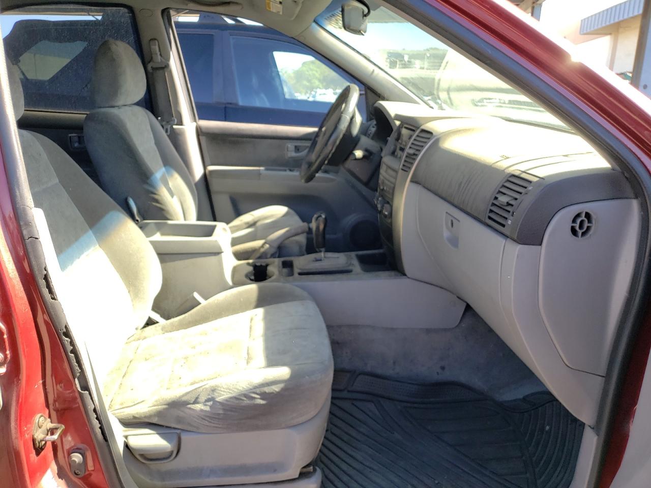 Photo 5 from auction – 2005 KIA SORENTO EX with VIN KNDJD733655428589