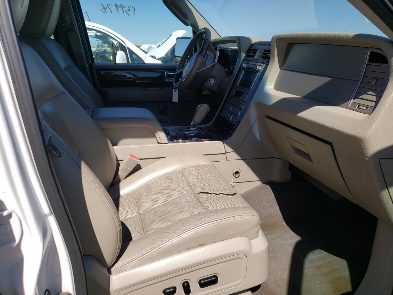 Photo 5 from auction – 2010 LINCOLN NAVIGATOR with VIN 5LMJJ3J58AEJ01667