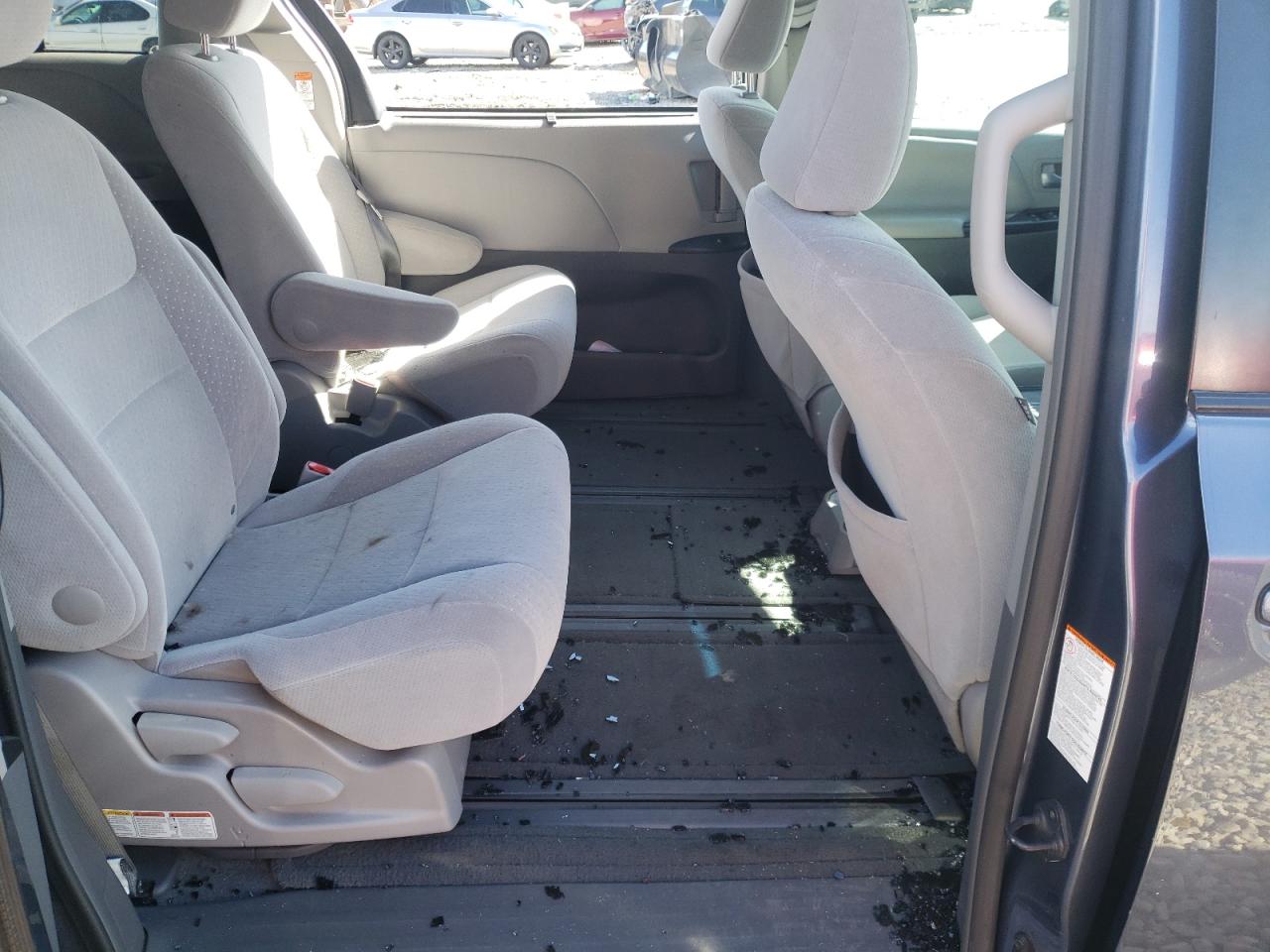 Photo 6 from auction – 2015 TOYOTA SIENNA LE with VIN 5TDJK3DC3FS099049