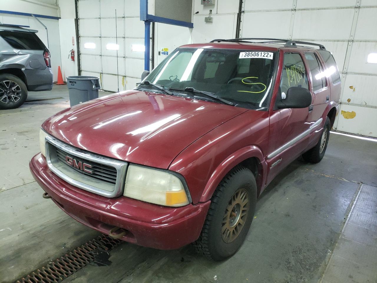 Photo 2 from auction – 1998 GMC JIMMY with VIN 1GKDT13W4W2522792