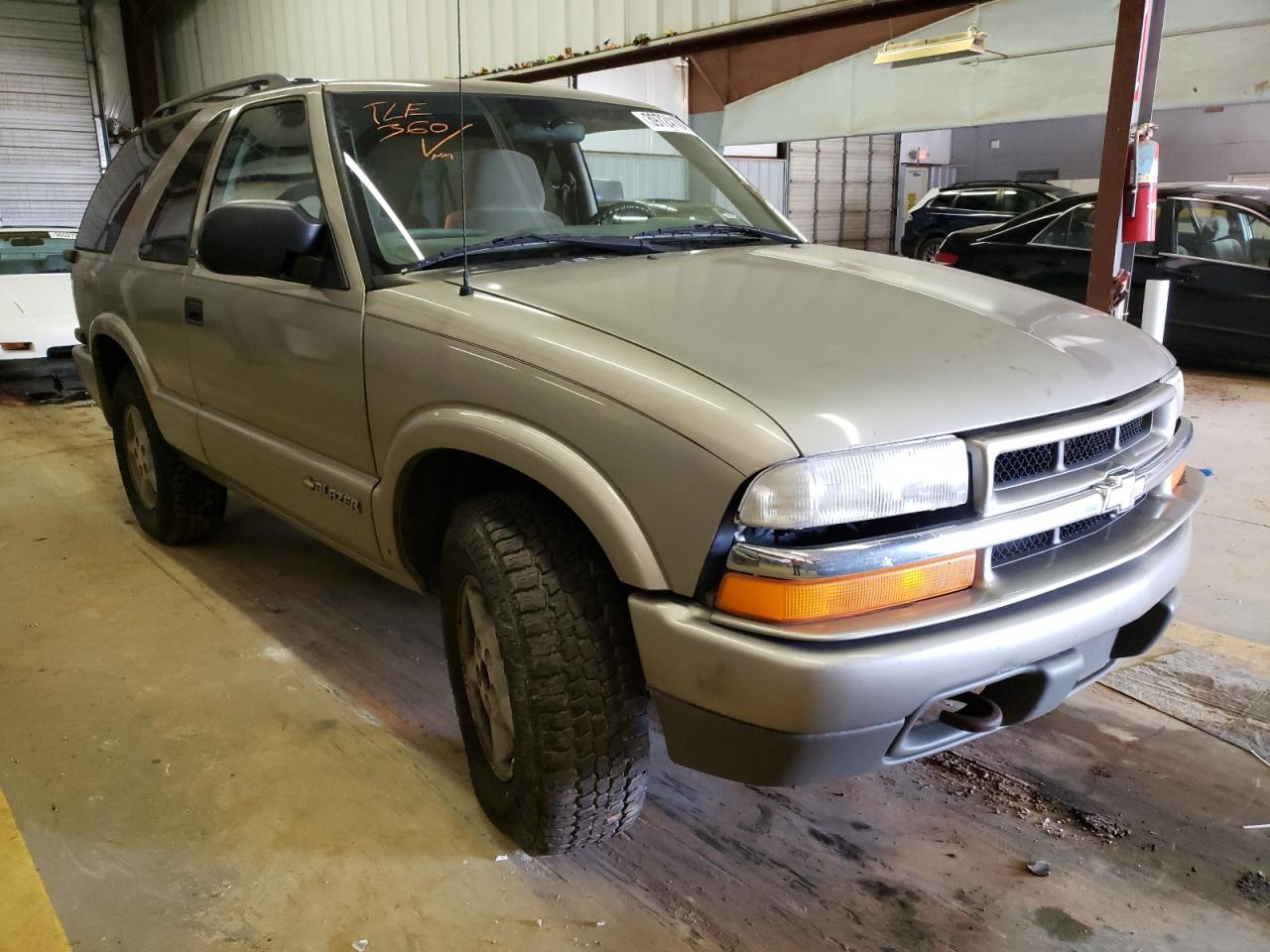 CHEVROLET BLAZER 2000 z numerem VIN 1GNCT18W1YK228602 - Zdjęcie z aukcji