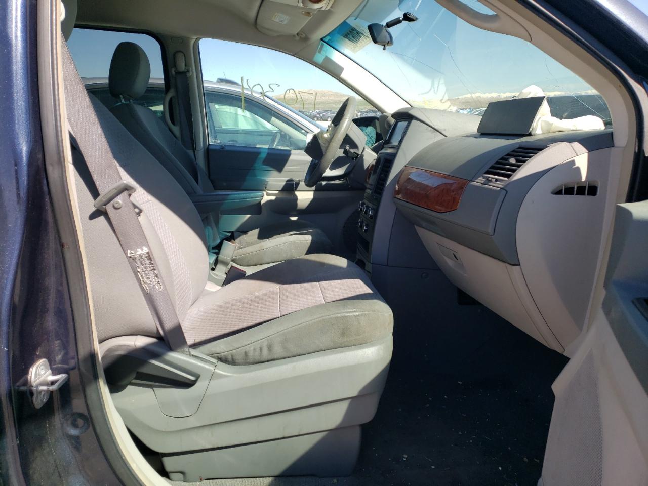 Photo 5 from auction – 2008 CHRYSLER TOWN & COU with VIN 2A8HR44H48R643414