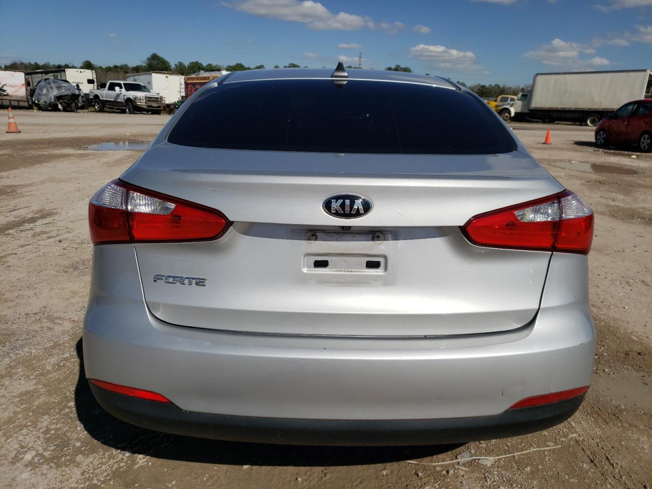 Photo 10 from auction – 2016 KIA FORTE LX with VIN KNAFX4A60G5572115