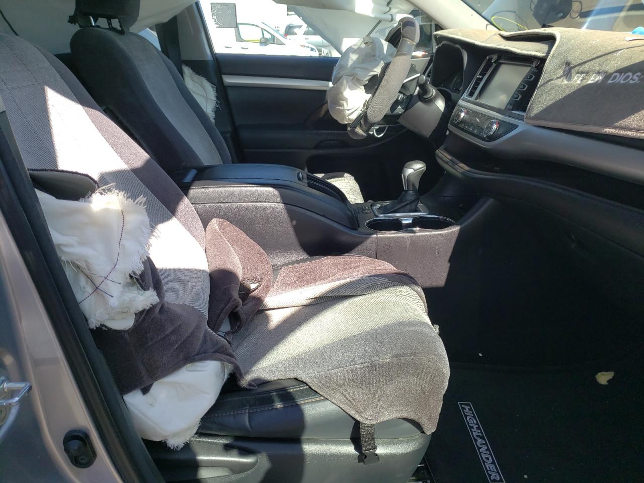 Photo 5 from auction – 2015 TOYOTA HIGHLANDER with VIN 5TDJKRFH1FS199601