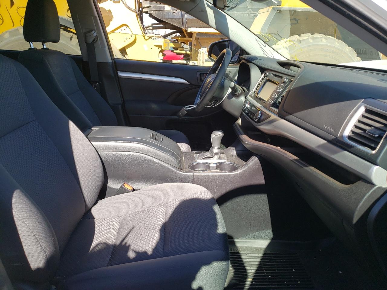 Photo 5 from auction – 2017 TOYOTA HIGHLANDER with VIN 5TDBGRFH2HS033676