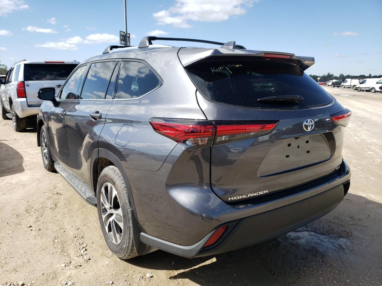 Photo 3 from auction – 2021 TOYOTA HIGHLANDER with VIN 5TDGZRAH5MS536572