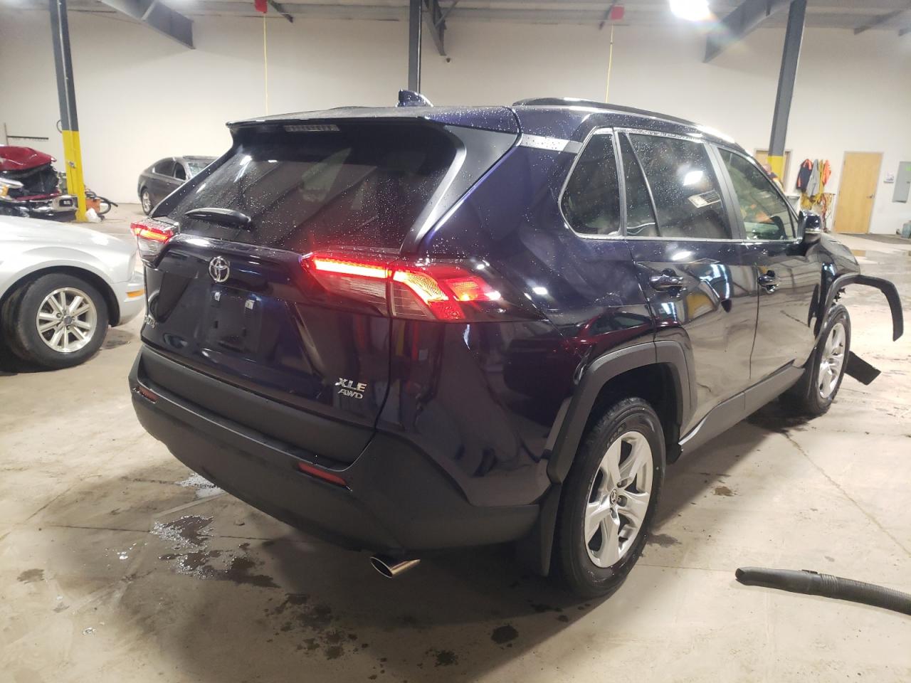 Photo 4 from auction – 2020 TOYOTA RAV4 XLE with VIN JTMP1RFV4LD524753