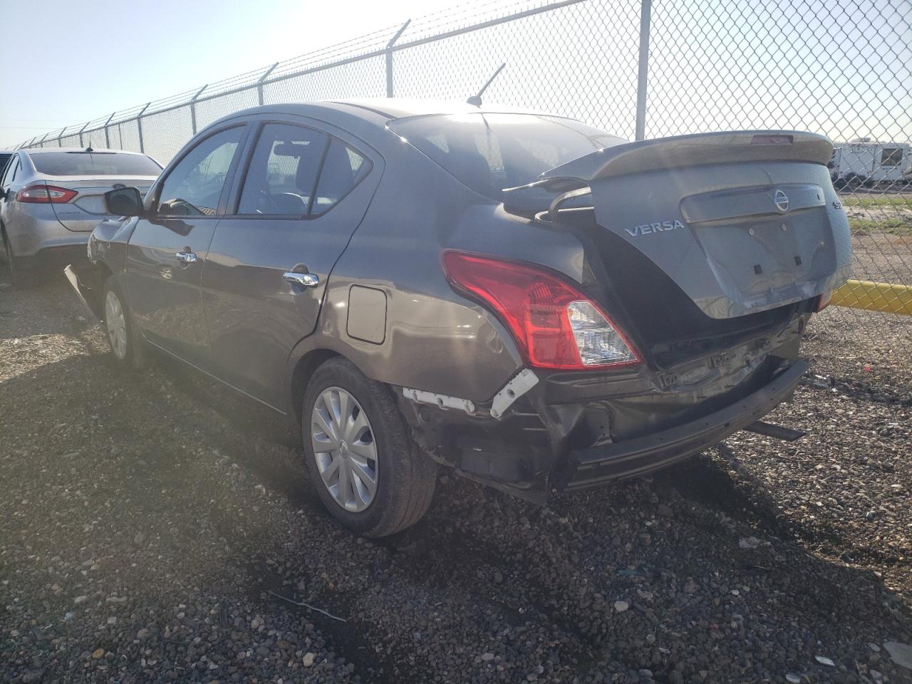 Foto 3 de la subasta – 2017 NISSAN VERSA S con VIN 3N1CN7AP1HK471102