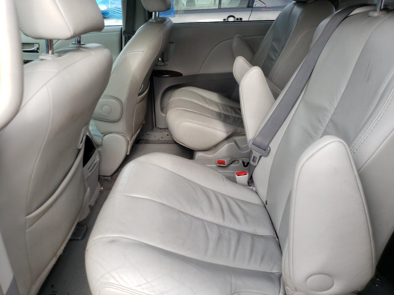 Photo 6 from auction – 2011 TOYOTA SIENNA XLE with VIN 5TDYK3DC5BS048466