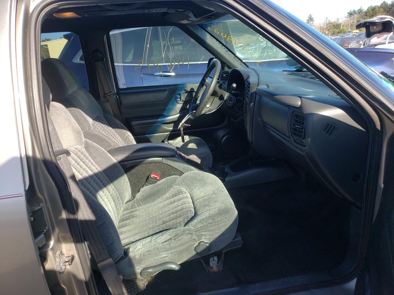 Photo 5 from auction – 2000 CHEVROLET BLAZER with VIN 1GNDT13W3Y2386466