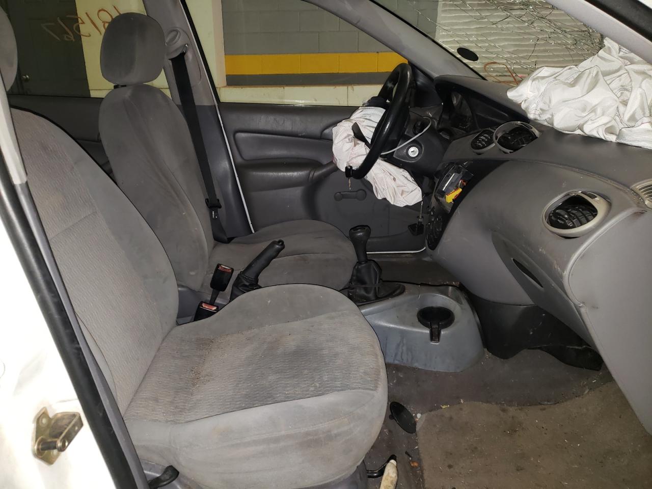 Photo 5 from auction – 2000 FORD FOCUS LX with VIN 1FAFP33P3YW425064
