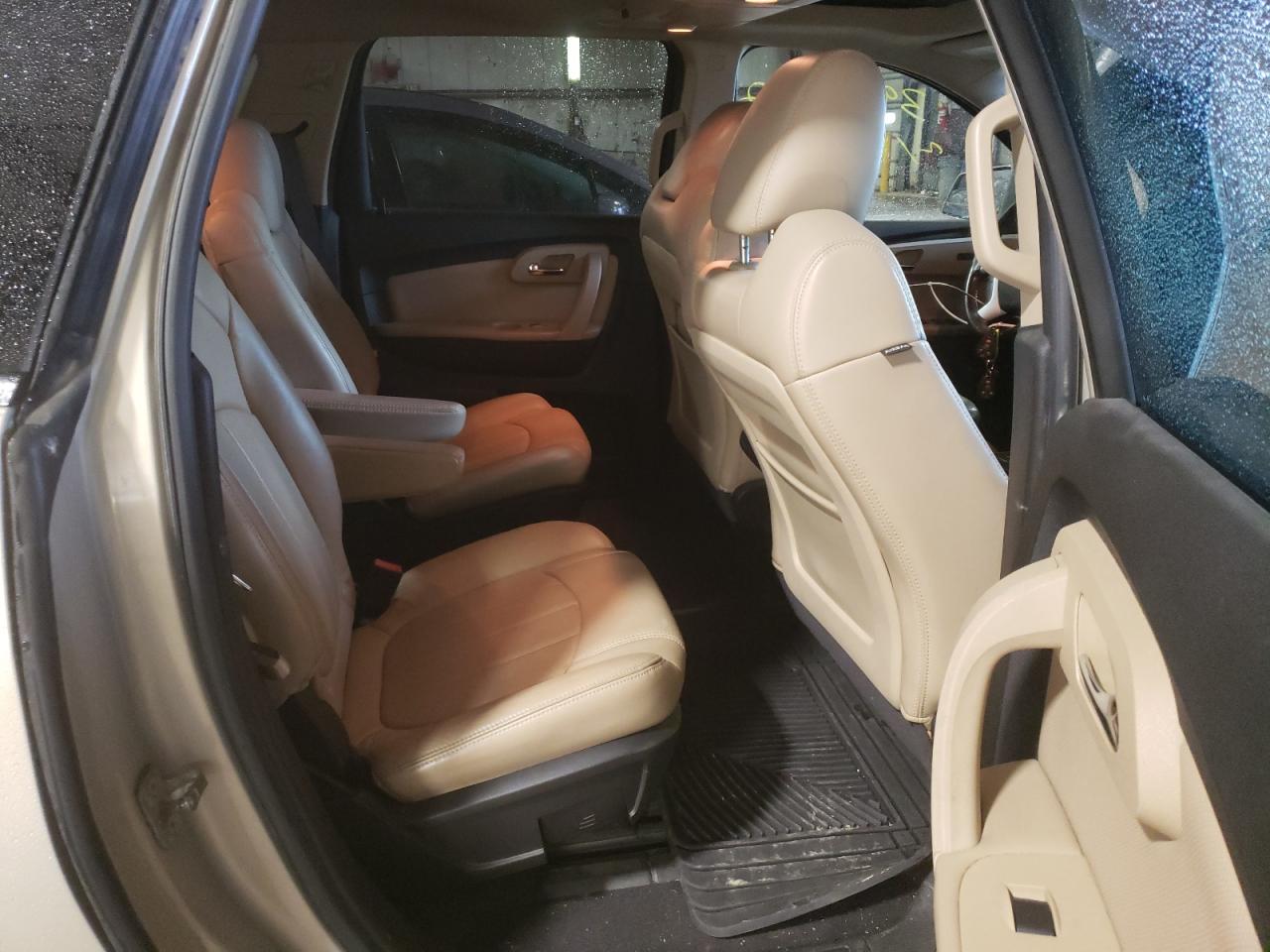 Photo 6 from auction – 2010 CHEVROLET TRAVERSE L with VIN 1GNLRHED2AJ227920