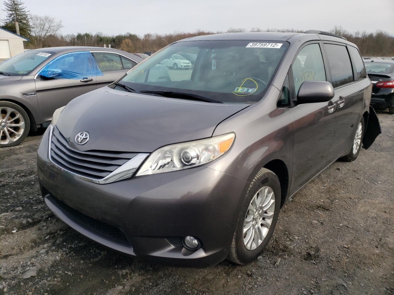 Photo 2 from auction – 2011 TOYOTA SIENNA XLE with VIN 5TDYK3DC5BS048466