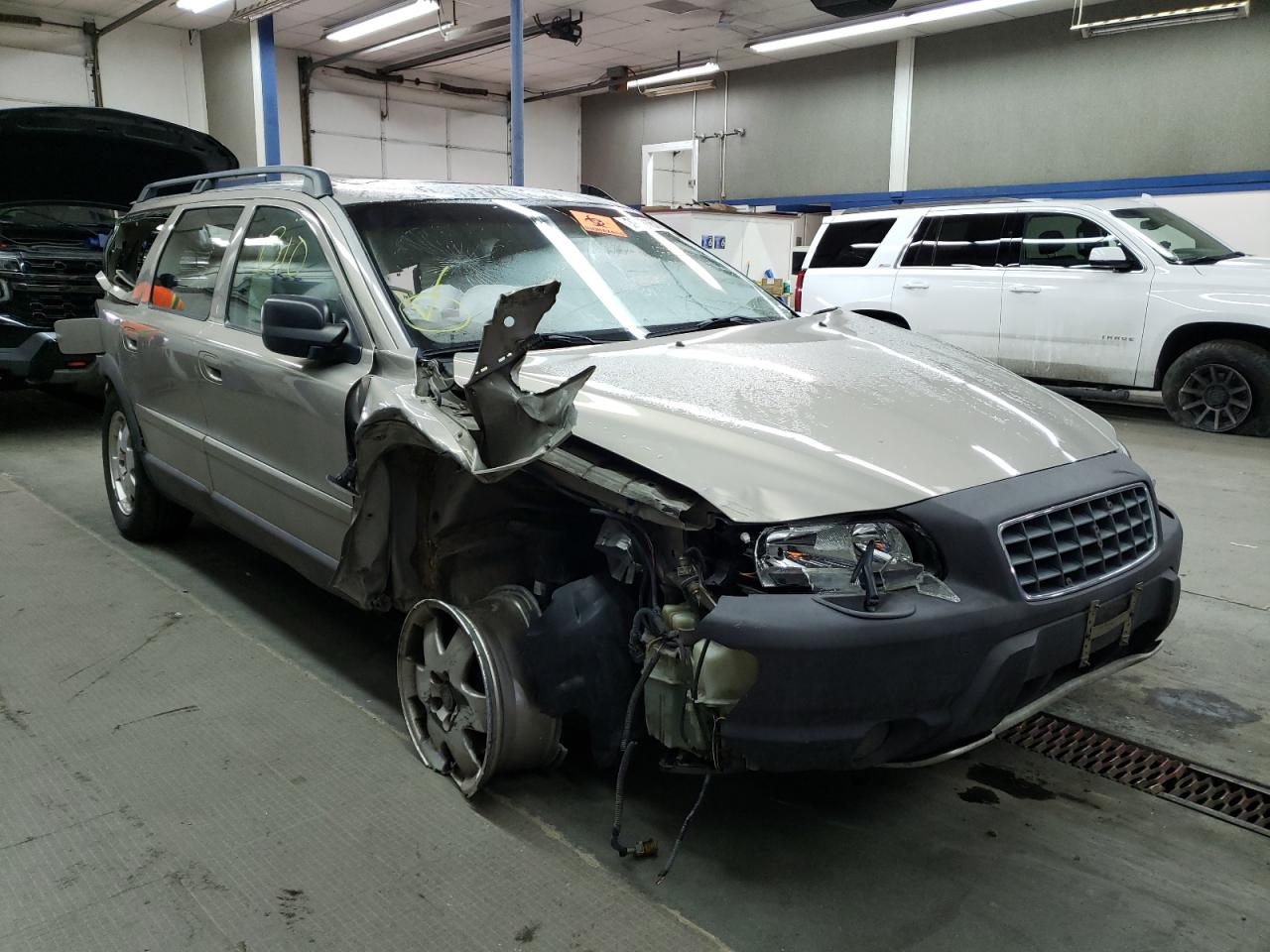 VOLVO V70 XC 2001 with VIN YV1SZ58D611006782 - Photo from auction