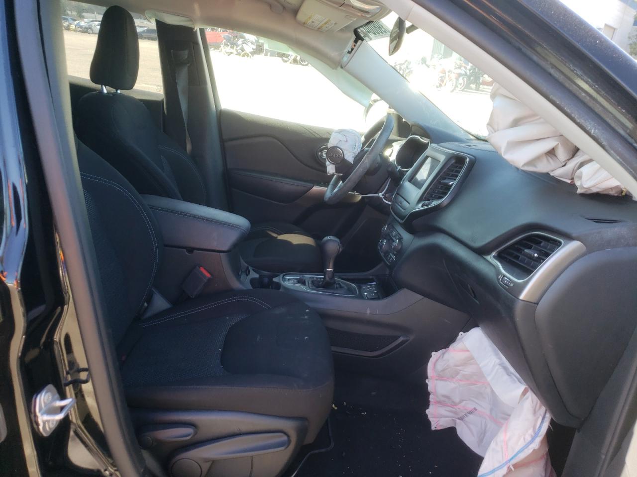 Photo 5 from auction – 2019 JEEP CHEROKEE L with VIN 1C4PJLCBXKD331514