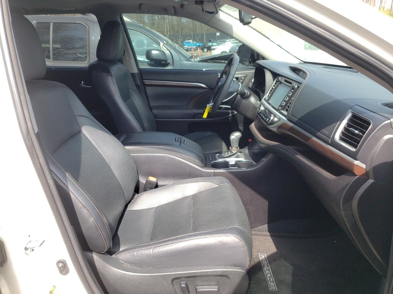 Photo 5 from auction – 2015 TOYOTA HIGHLANDER with VIN 5TDDKRFH5FS089034