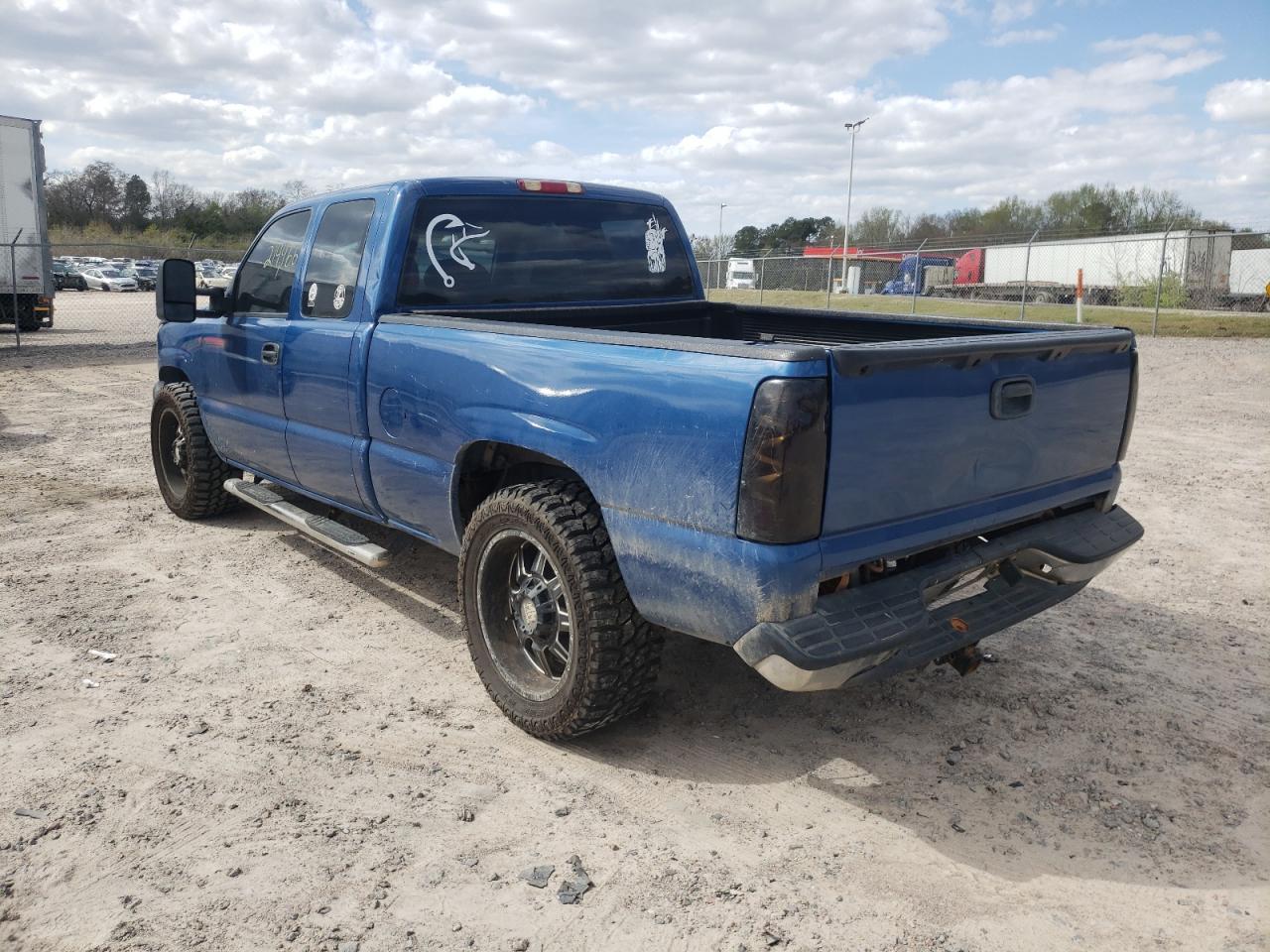 Photo 3 from auction – 2004 CHEVROLET SILVERADO with VIN 1GCEC19T04E389568