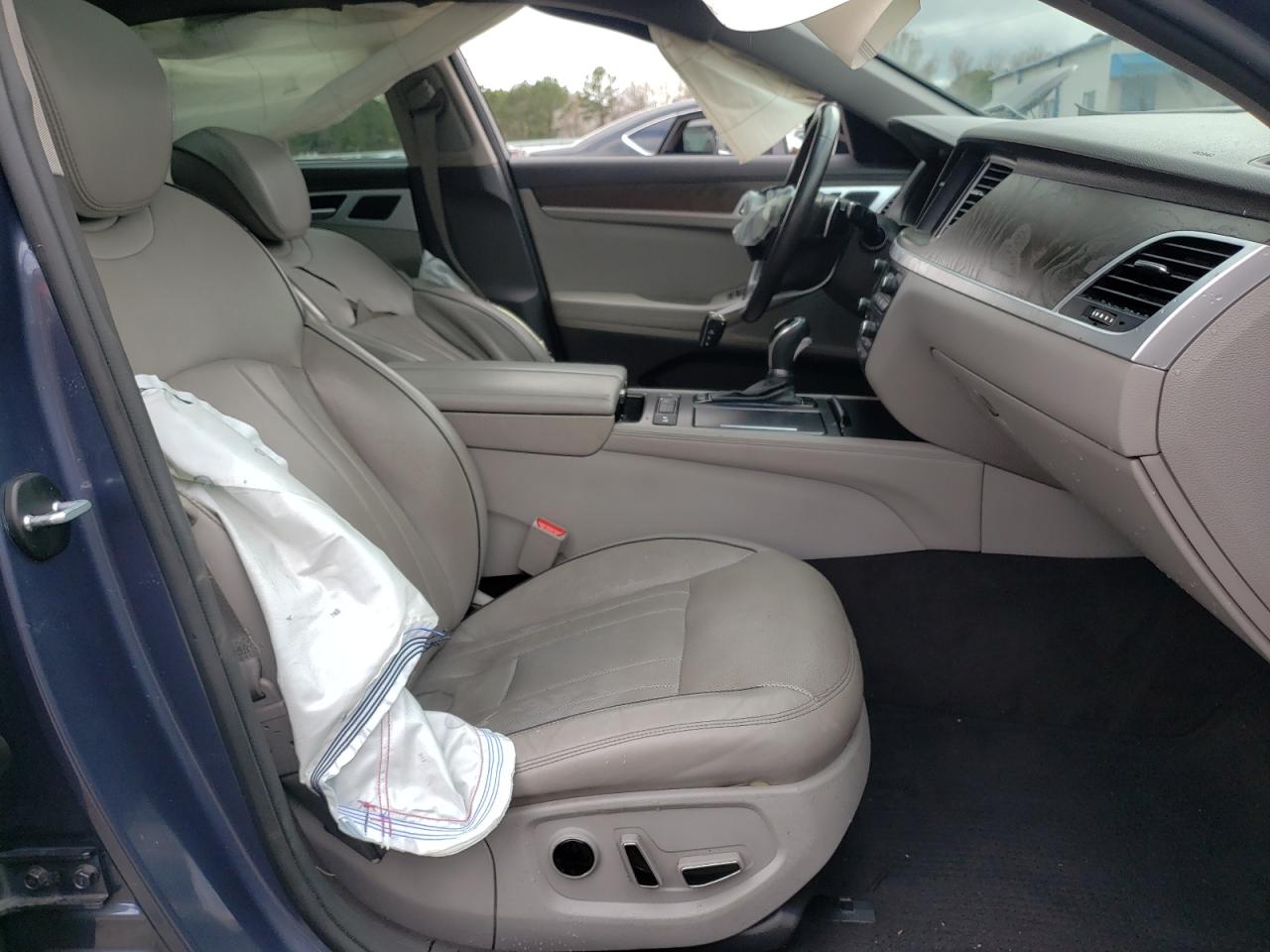 Photo 5 from auction – 2015 HYUNDAI GENESIS 5. with VIN KMHGN4JF4FU060404