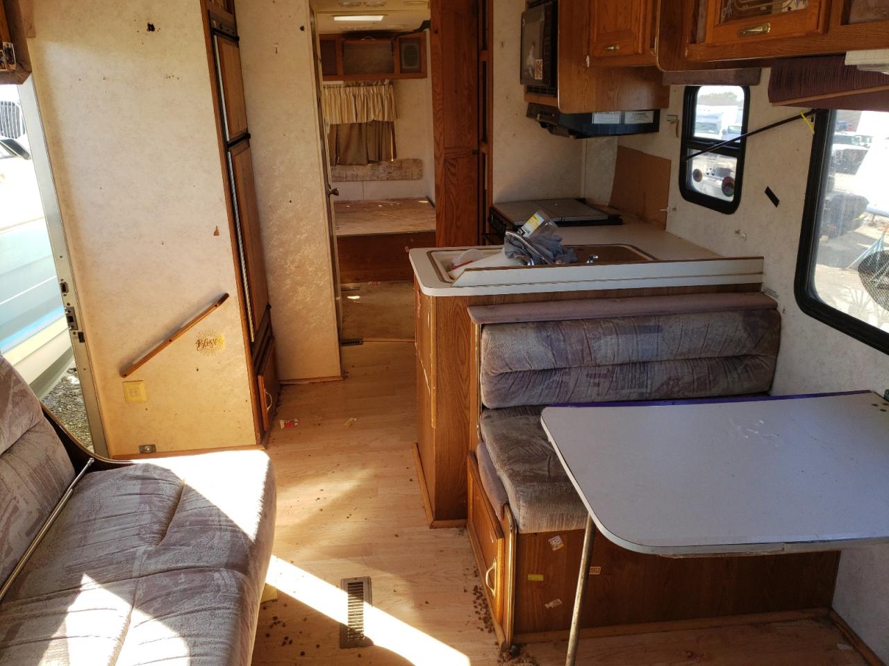 Photo 6 from auction – 1996 FORD ECONOLINE with VIN 1FDKE30G2THA95266