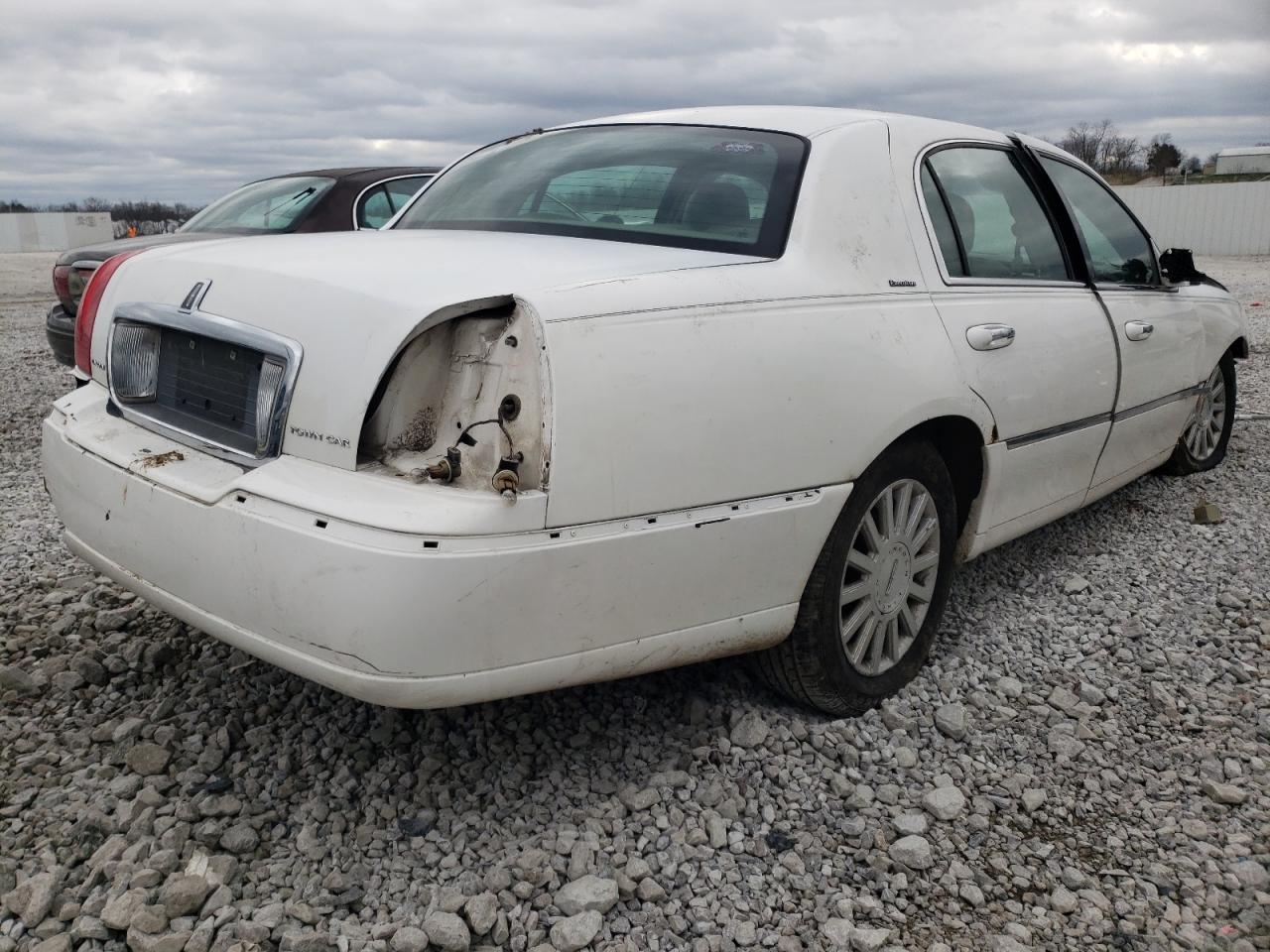 Photo 4 from auction – 2003 LINCOLN TOWN CAR E with VIN 1LNHM81W23Y635361