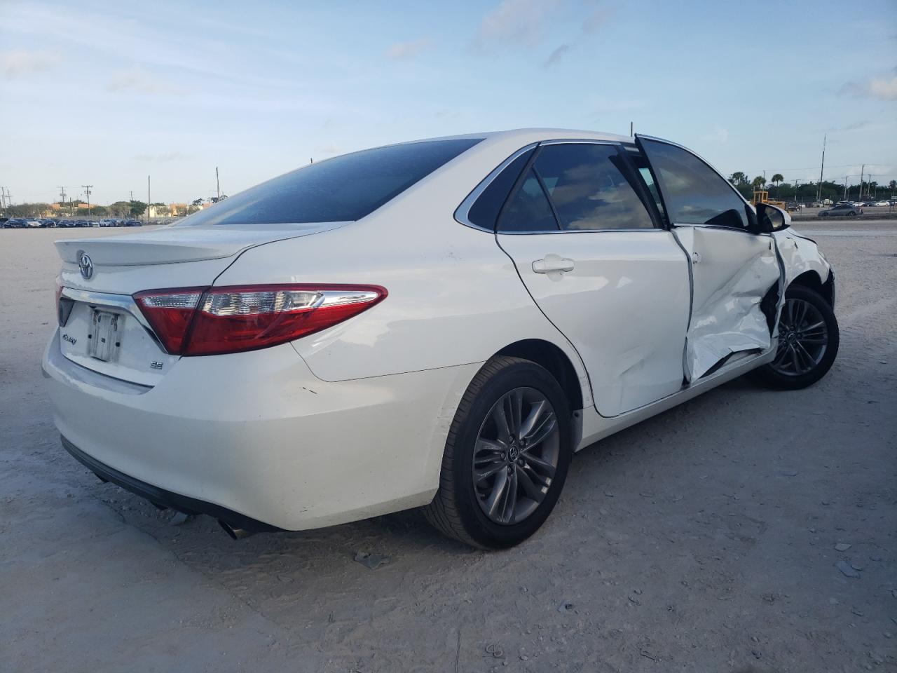 Photo 4 from auction – 2015 TOYOTA CAMRY LE with VIN 4T1BF1FK0FU964889