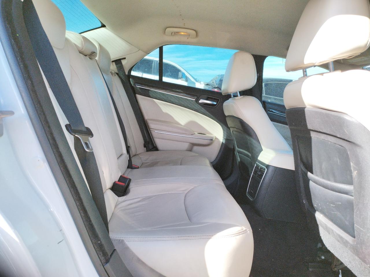 Photo 6 from auction – 2015 CHRYSLER 300 LIMITE with VIN 2C3CCAAG1FH802118
